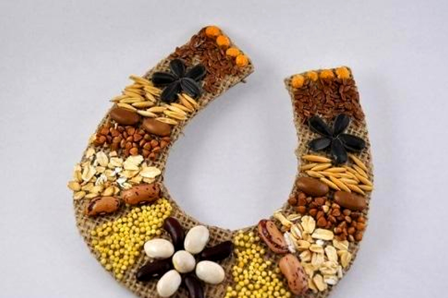 Workshop Decoratie van een volksamulet in hoefijzervorm (Beestig Goe Geamuseerd)