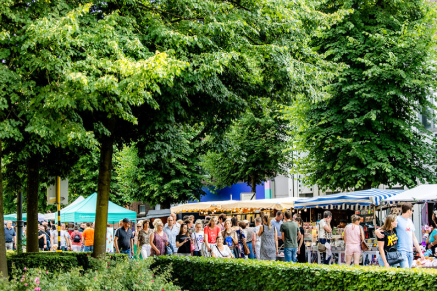 Boerenmarkt en Straattheater (Beestig Goe Geamuseerd)
