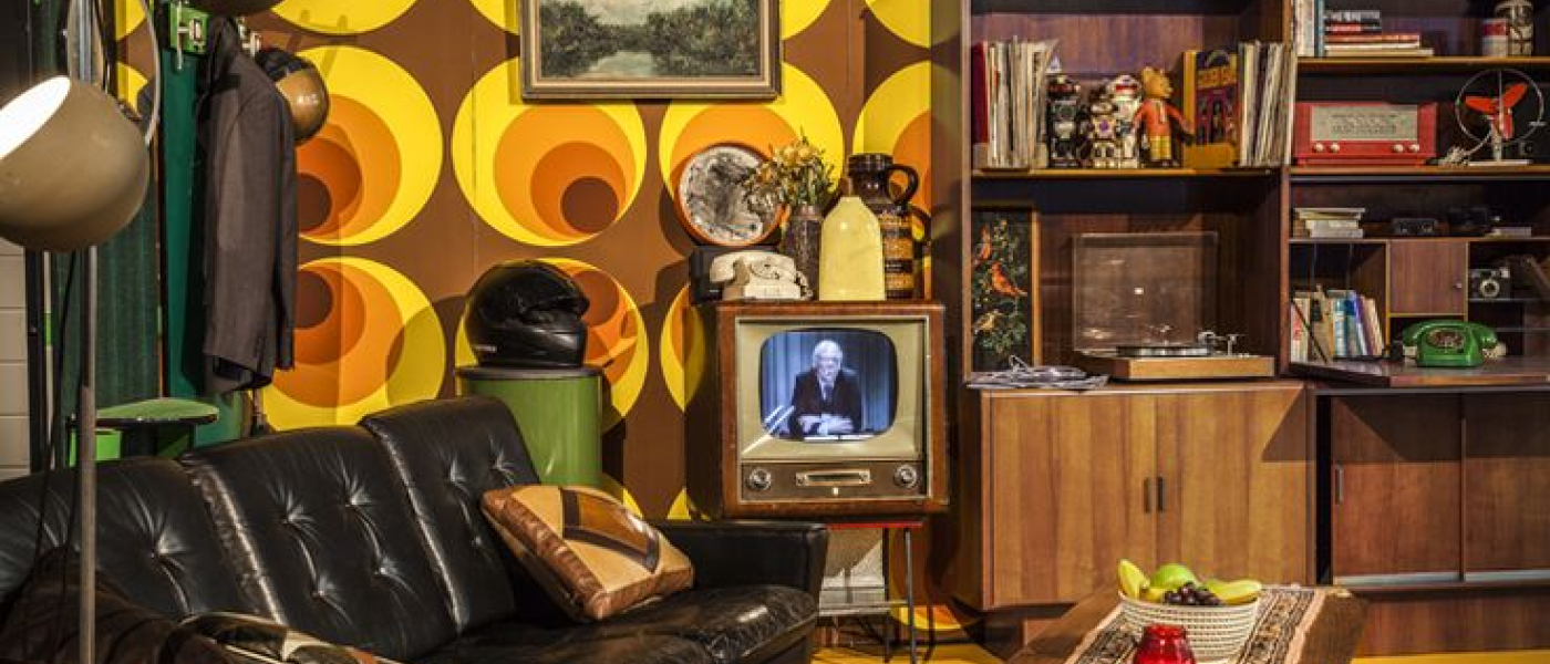 Retro huiskamer met nostalgische filmfragmenten uit ons thuisdorp Wuustwezel
