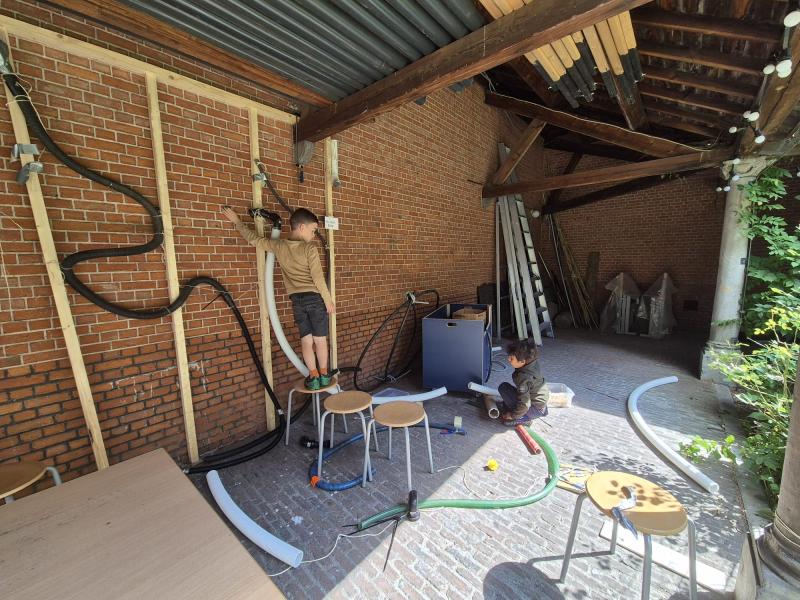 Knikkerparcours in de museumtuin