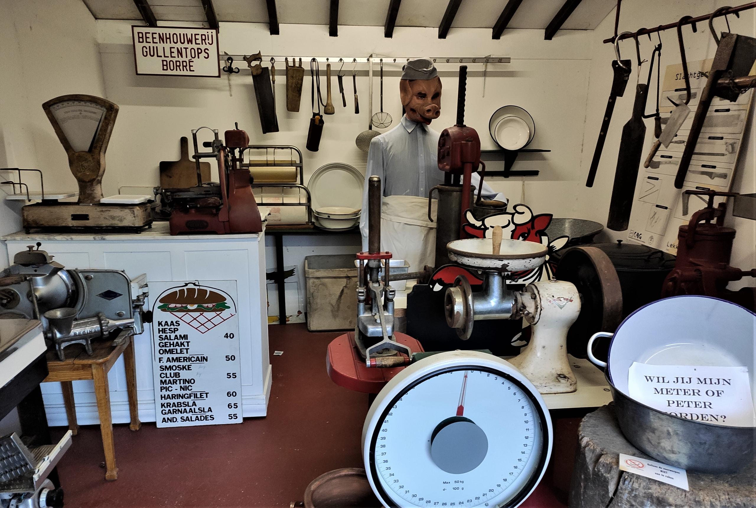 Museumvoorwerpen en -foto's met humoristische bijlage